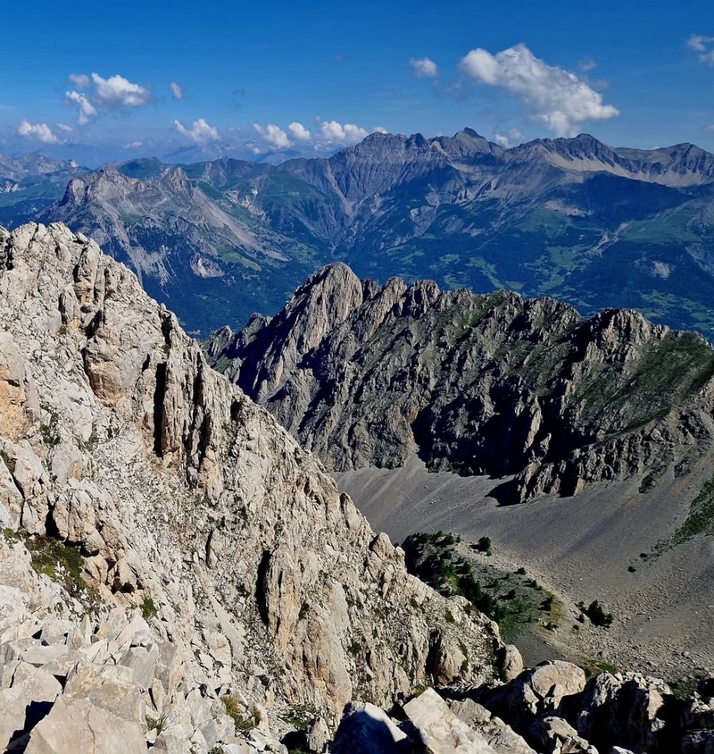 Vue depuis le sommet de l’Ailette (2 565 m) à Méolans‑Revel